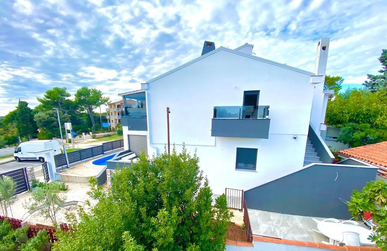 Sanja - With A Large Covered Terrace And Pool Banjole Apartment