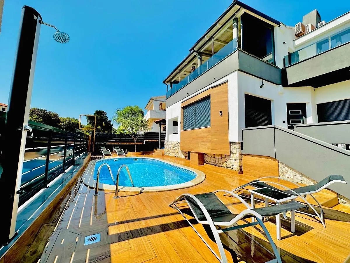 Apartment Sanja - With A Large Covered Terrace And Pool Banjole