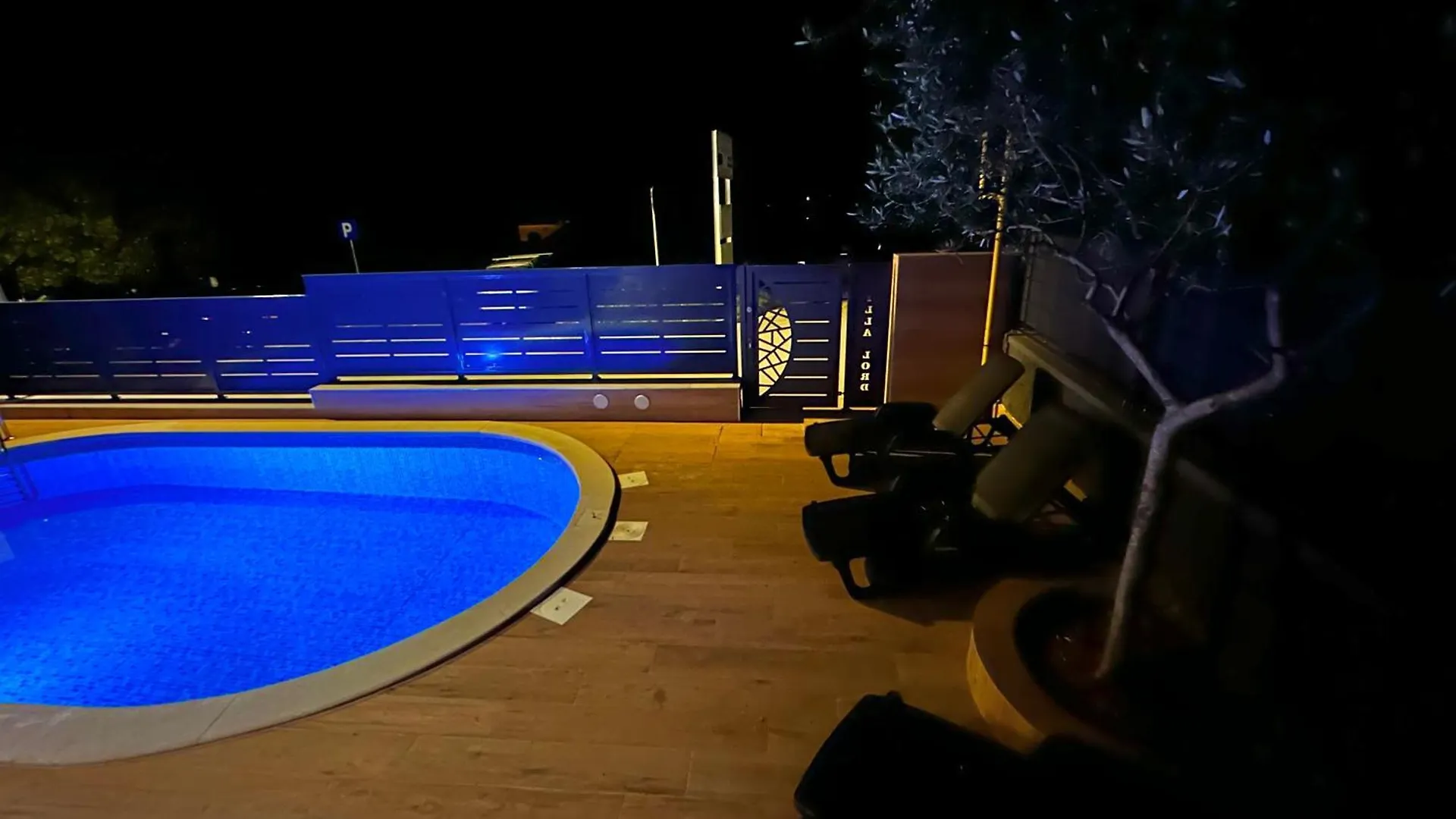 Apartment Sanja - With A Large Covered Terrace And Pool Banjole